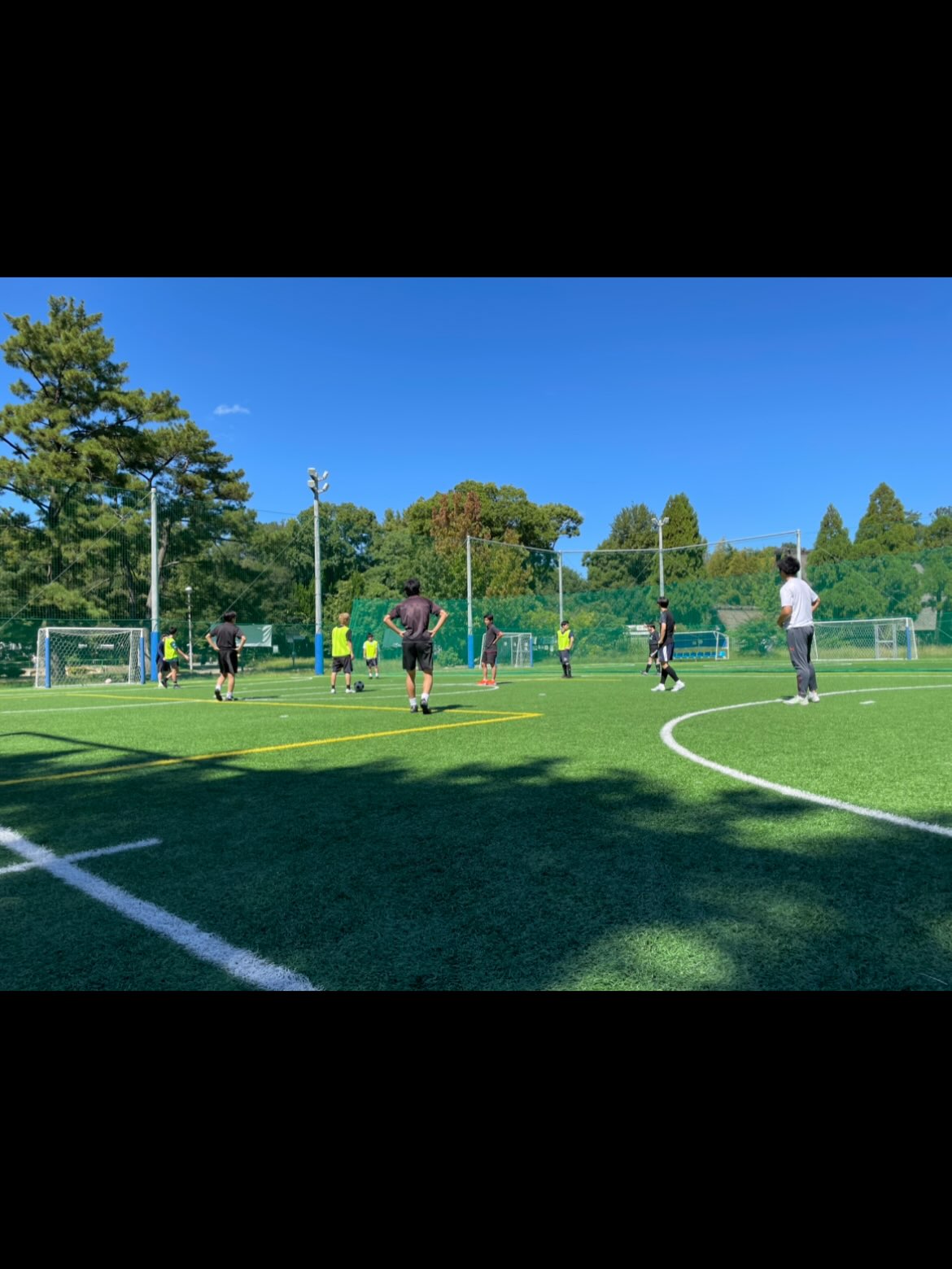 関西ユナイテッドFCのメンバーがピッチでトレーニングする様子